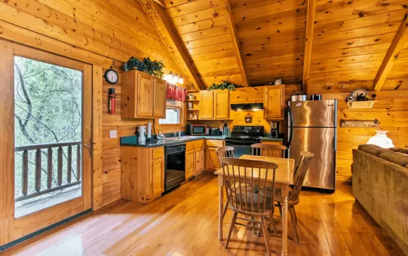 Cozy Bear Lodge — Romantic+Nestled in the Woods with Hot Tub and WiFi