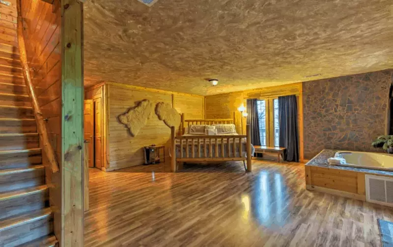 Cozy Bear Lodge — Romantic+Nestled in the Woods with Hot Tub and WiFi
