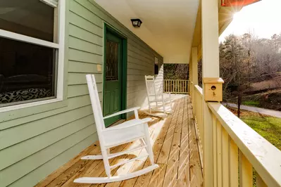 Charming Cottage w/Hot Tub!