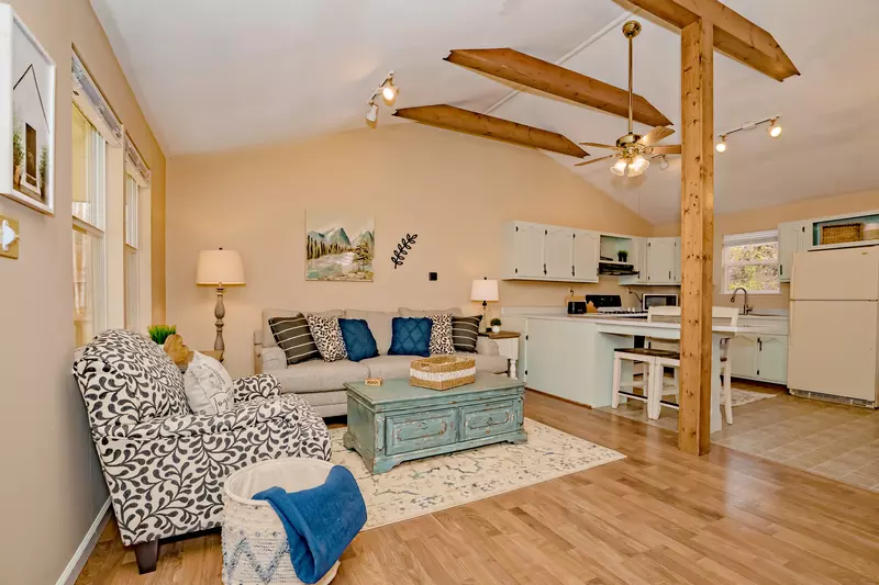 Charming Cottage w/Hot Tub!