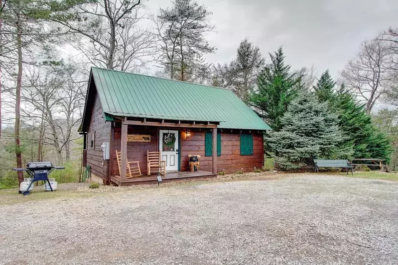 Beary Bungalow — Secluded Cozy Log Cabin with Views of Mountains