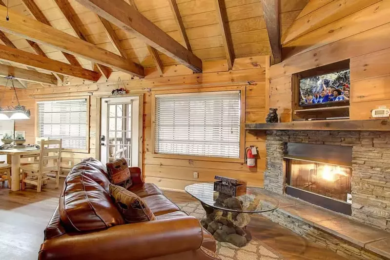 Beary Bungalow — Secluded Cozy Log Cabin with Views of Mountains