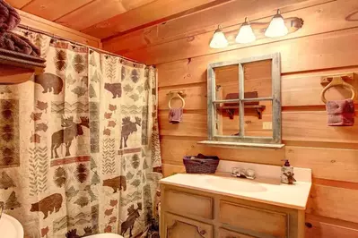 Beary Bungalow — Secluded Cozy Log Cabin with Views of Mountains