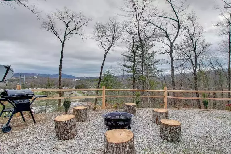 Beary Bungalow — Secluded Cozy Log Cabin with Views of Mountains