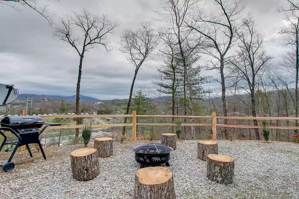 Beary Bungalow — Secluded Cozy Log Cabin with Views of Mountains