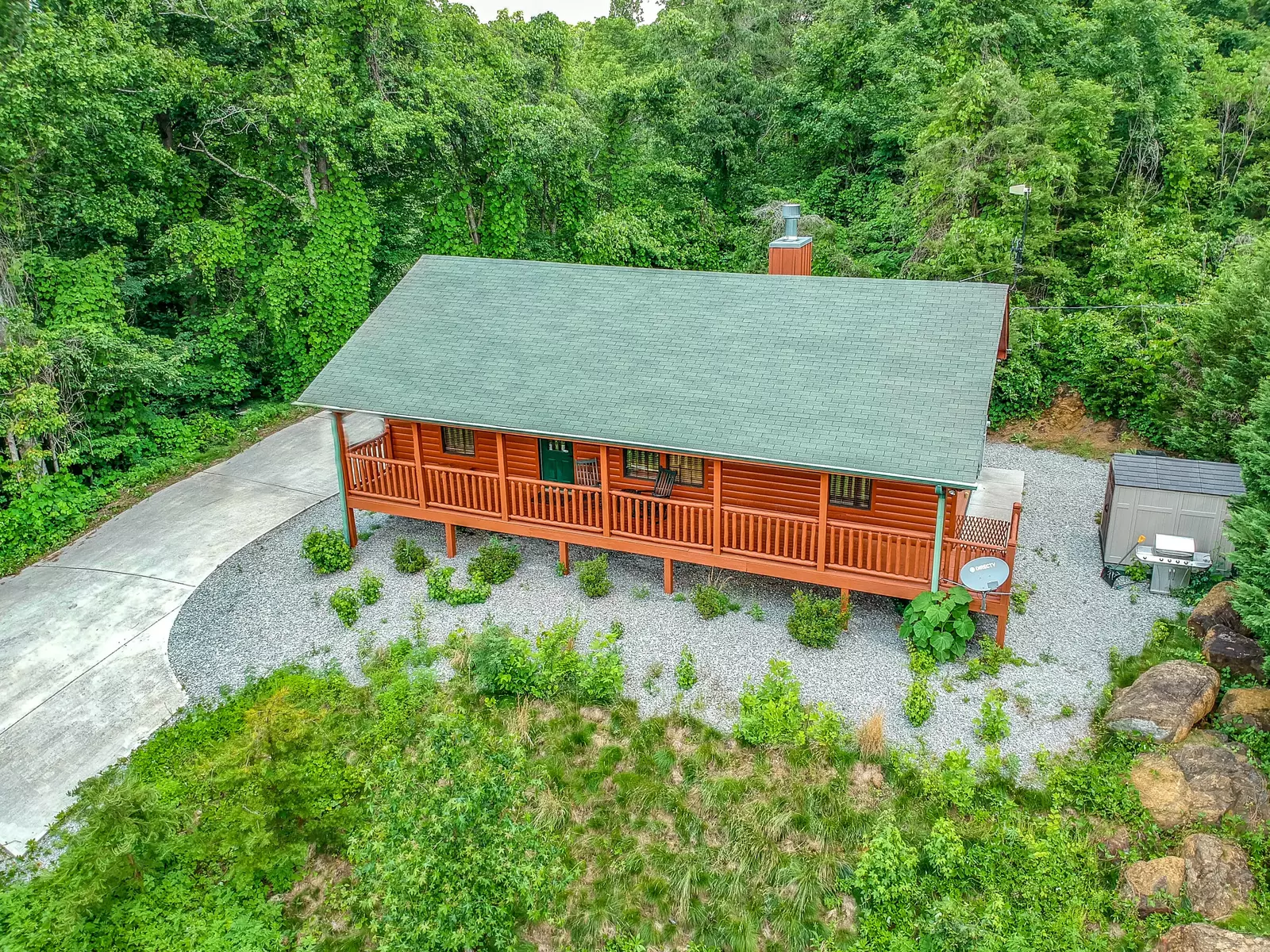 Easy Livin' - 2 Bedroom Log Cabin with Hot Tub and Fire Pit