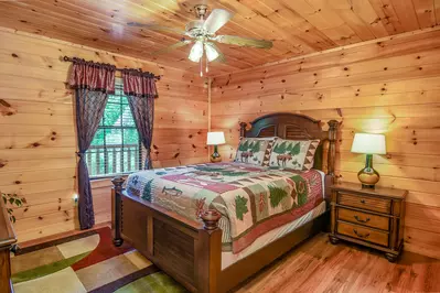 Easy Livin' Log Cabin - Bedroom #2 Queen Bed