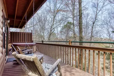 2Bds2Ba sleep 6 cozy cabin w hot tub & pool access