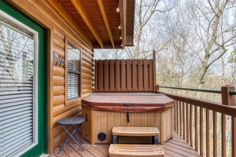 2Bds2Ba sleep 6 cozy cabin w hot tub & pool access