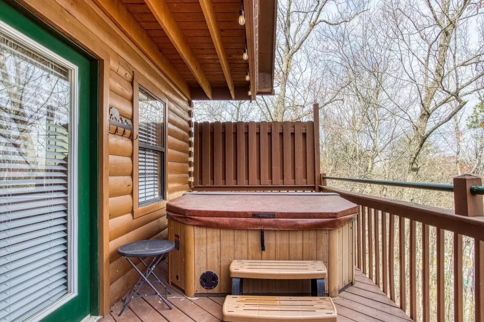 2Bds2Ba sleep 6 cozy cabin w hot tub & pool access
