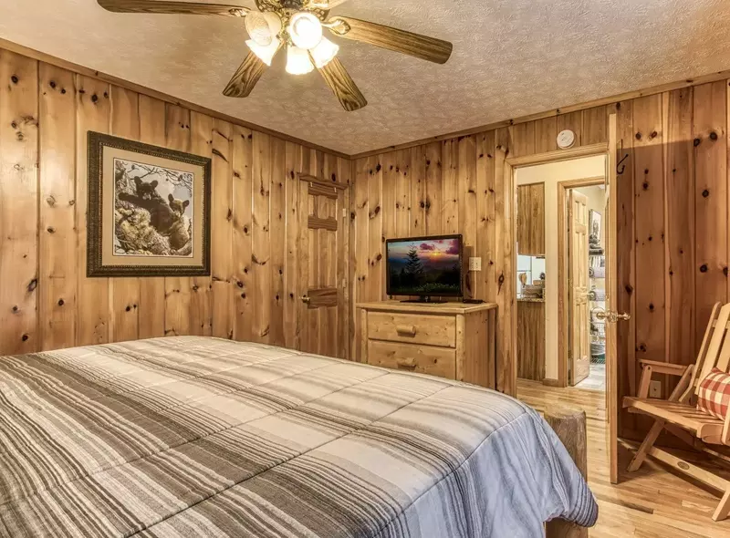 2Bds2Ba sleep 6 cozy cabin w hot tub & pool access