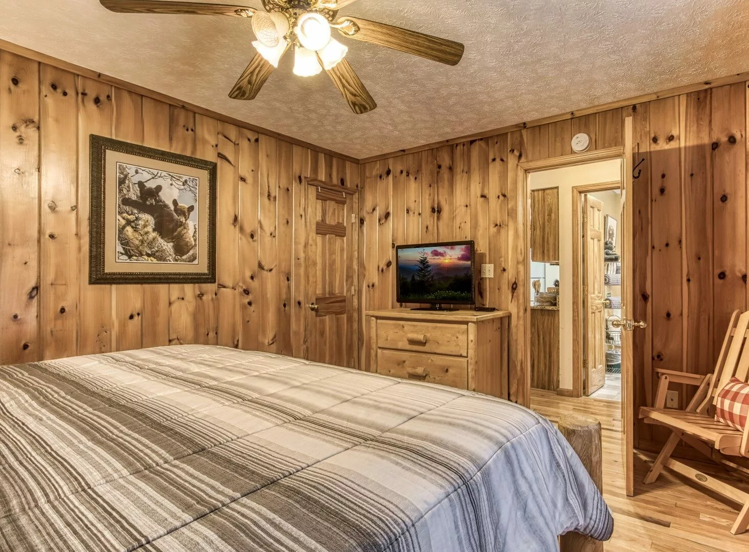 2Bds2Ba sleep 6 cozy cabin w hot tub & pool access