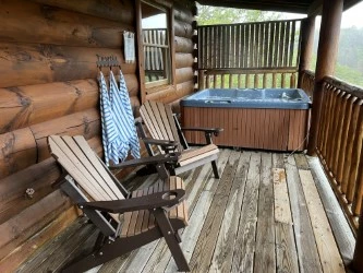 Peaceful and private back deck hot tub.  Pool and hot tub to.wels provided