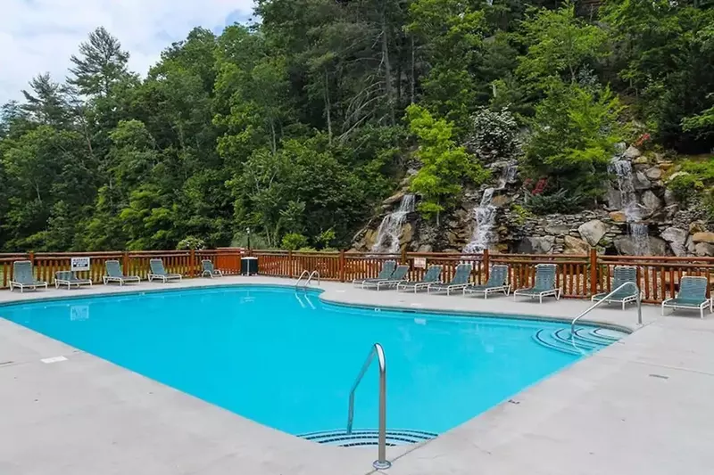 Outdoor Pool (Memorial Day- Labor Day)