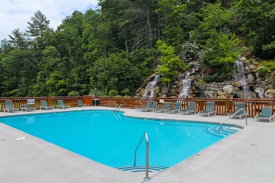 Outdoor Pool (Memorial Day- Labor Day)