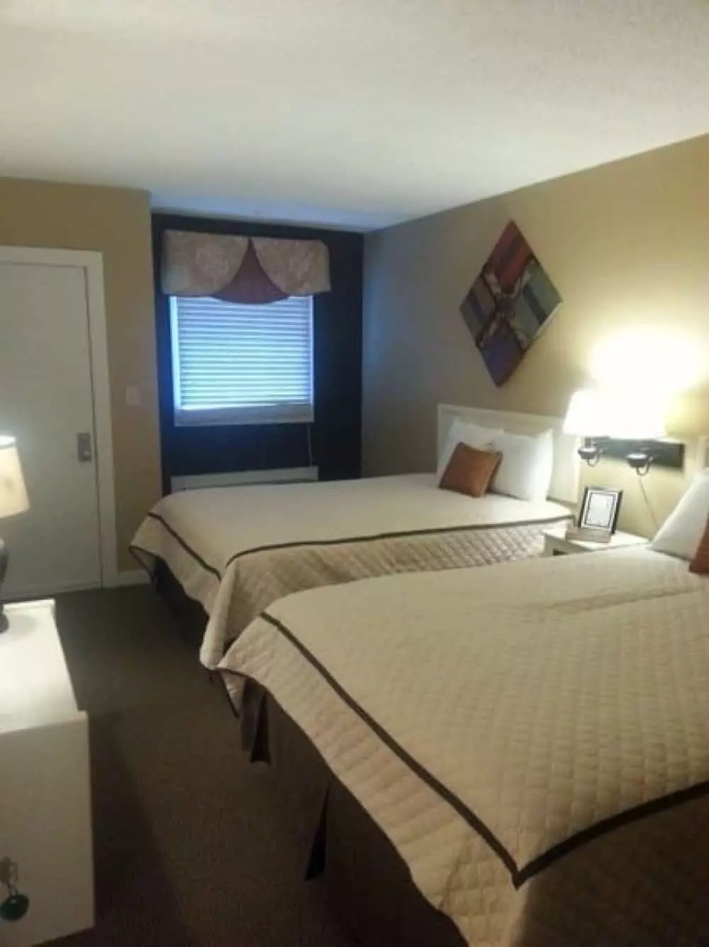 Wafloy's Steiner-Bell Lodge  |  Sleeps 126 (32 Private Rooms)