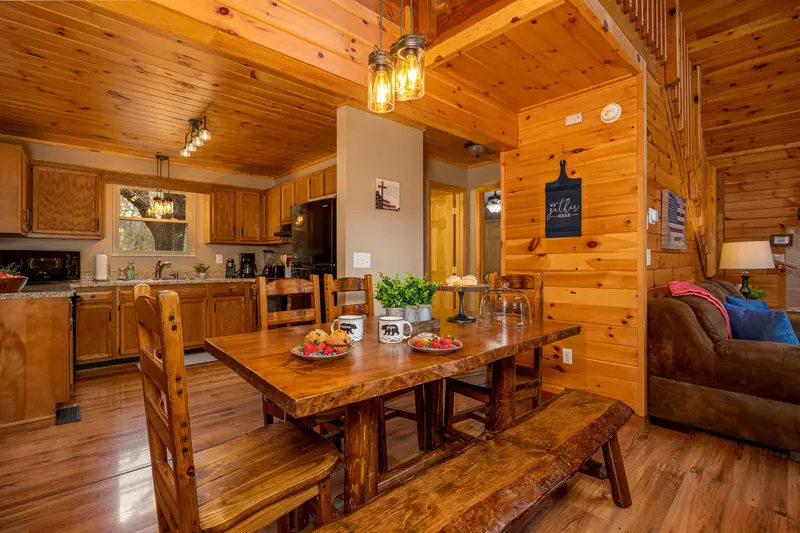 Kitchen/Dining Table