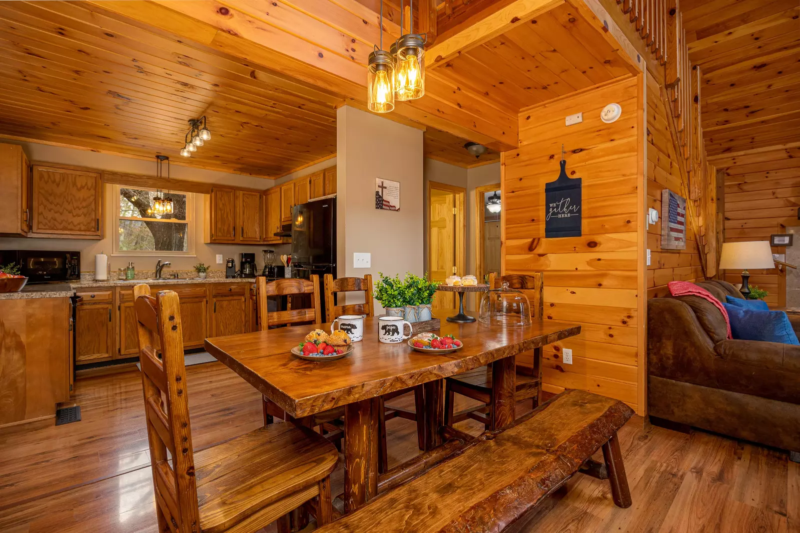 Kitchen/Dining Table