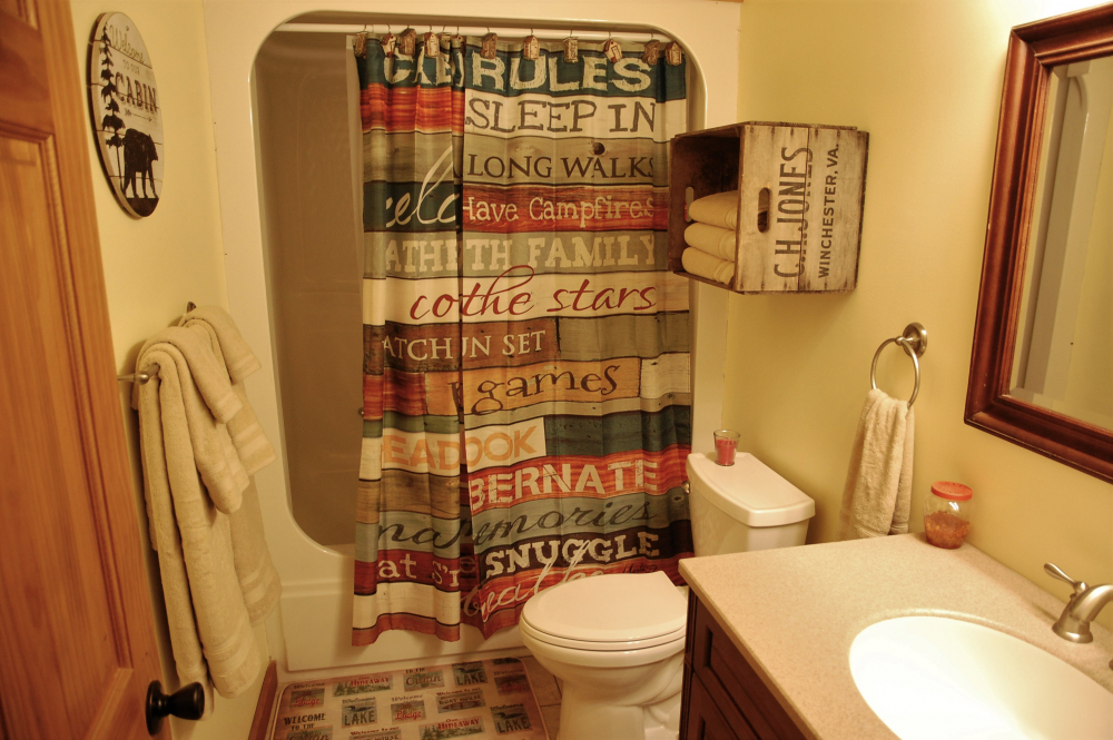 Guest bath with tub/shower