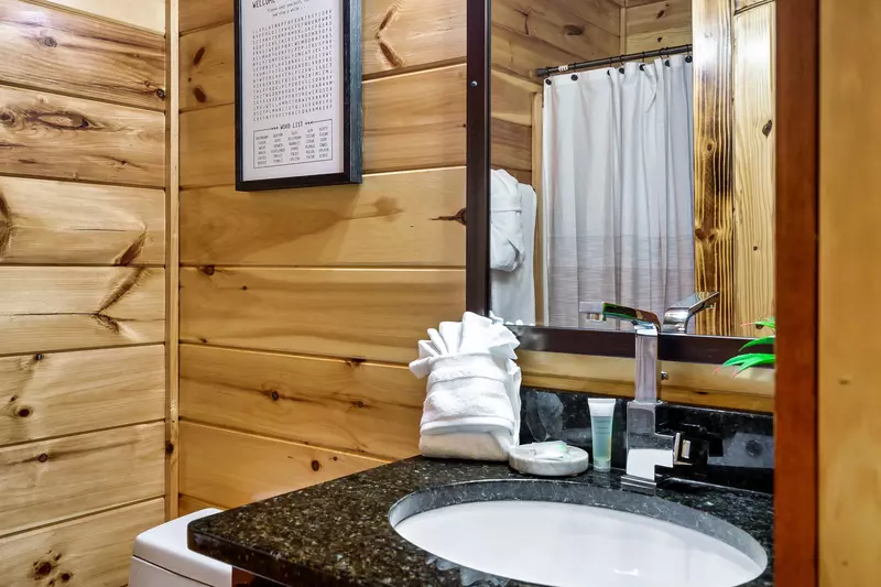 Upstairs Full Bathroom