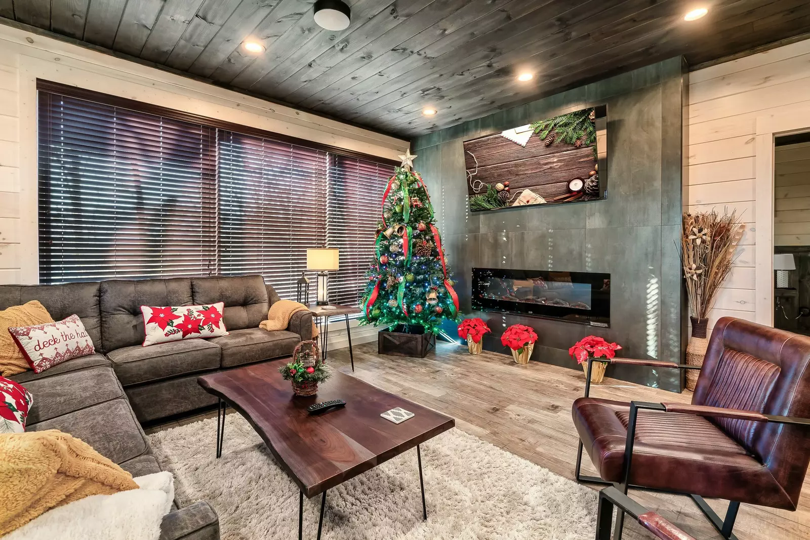 Holiday decor during the holiday season always feels cozy!