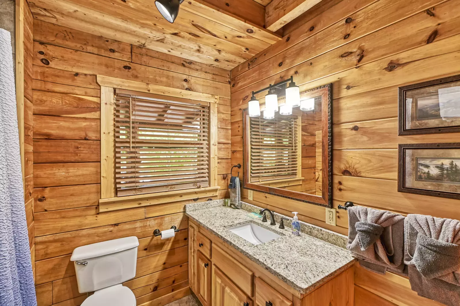 Main Level full bathroom with tub