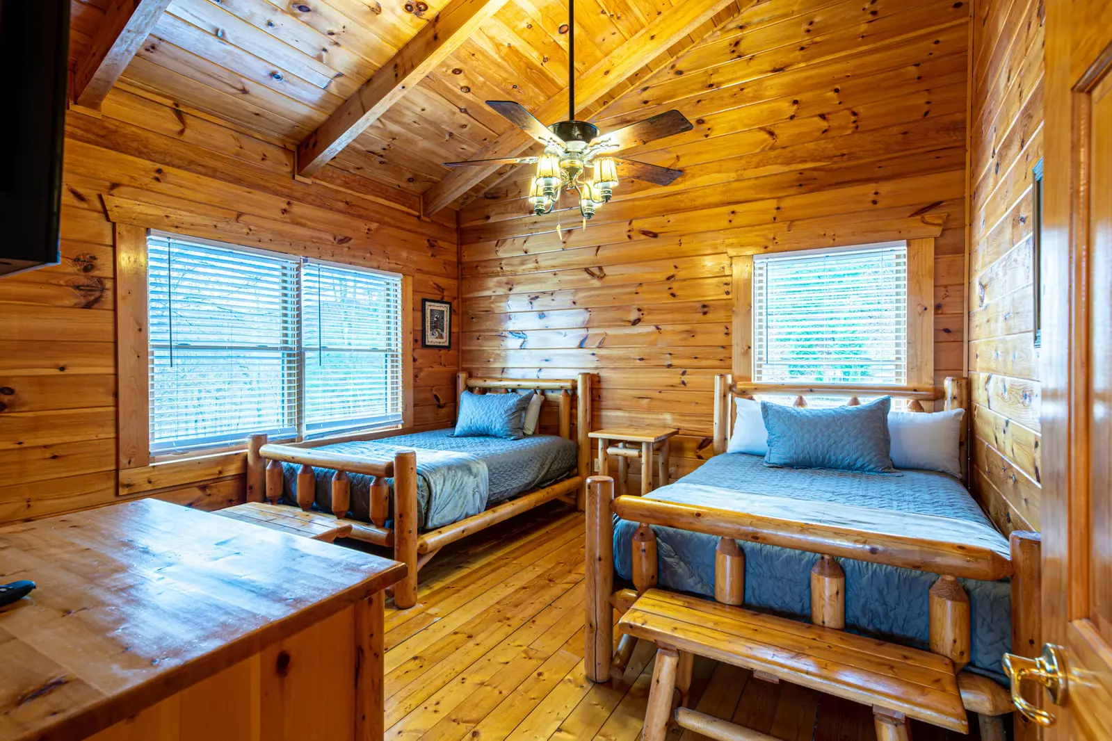 Bedroom 3 - upper level - 2 full beds