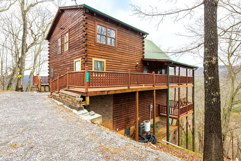 Gravel drive parking - only a couple of steps to the entry level deck