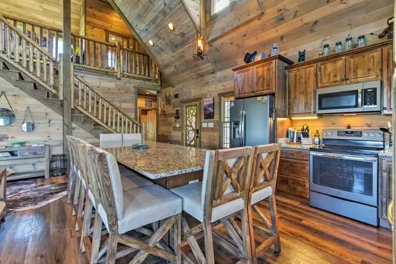 New Build 2018 Luxury 4Bd/4Bt Cabin with theater, game room, hot tub!
