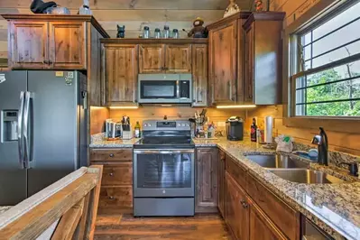 New Build 2018 Luxury 4Bd/4Bt Cabin with theater, game room, hot tub!