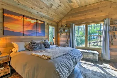New Build 2018 Luxury 4Bd/4Bt Cabin with theater, game room, hot tub!