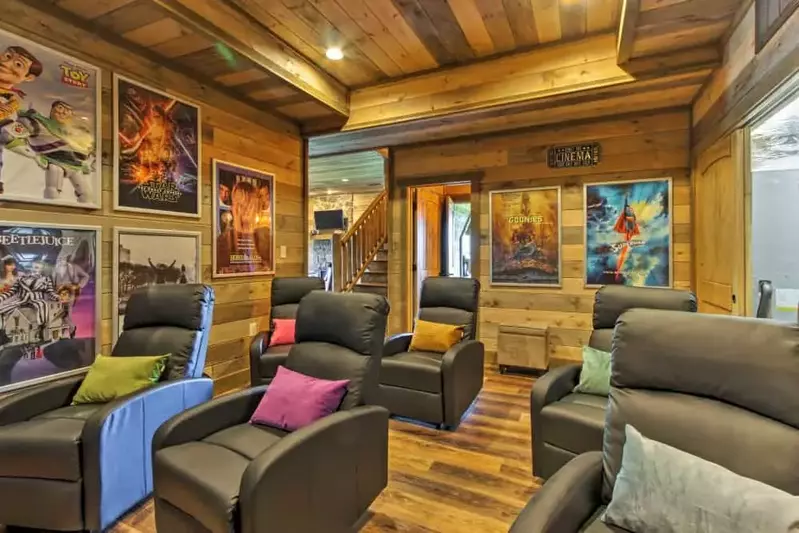 New Build 2018 Luxury 4Bd/4Bt Cabin with theater, game room, hot tub!