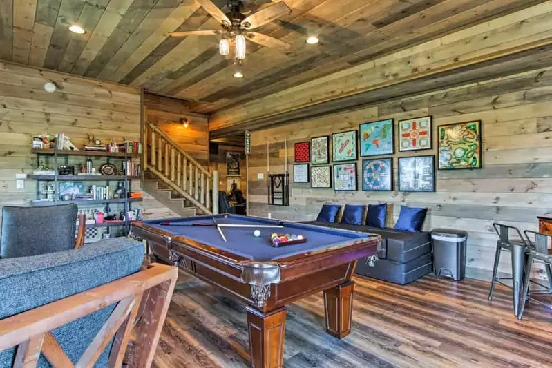 New Build 2018 Luxury 4Bd/4Bt Cabin with theater, game room, hot tub!