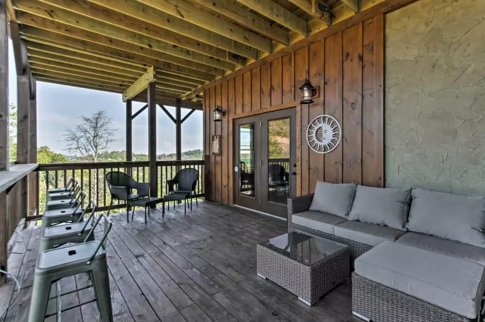New Build 2018 Luxury 4Bd/4Bt Cabin with theater, game room, hot tub!