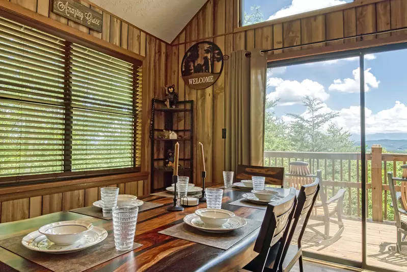 Heavenly Gaze dining room with mountain views