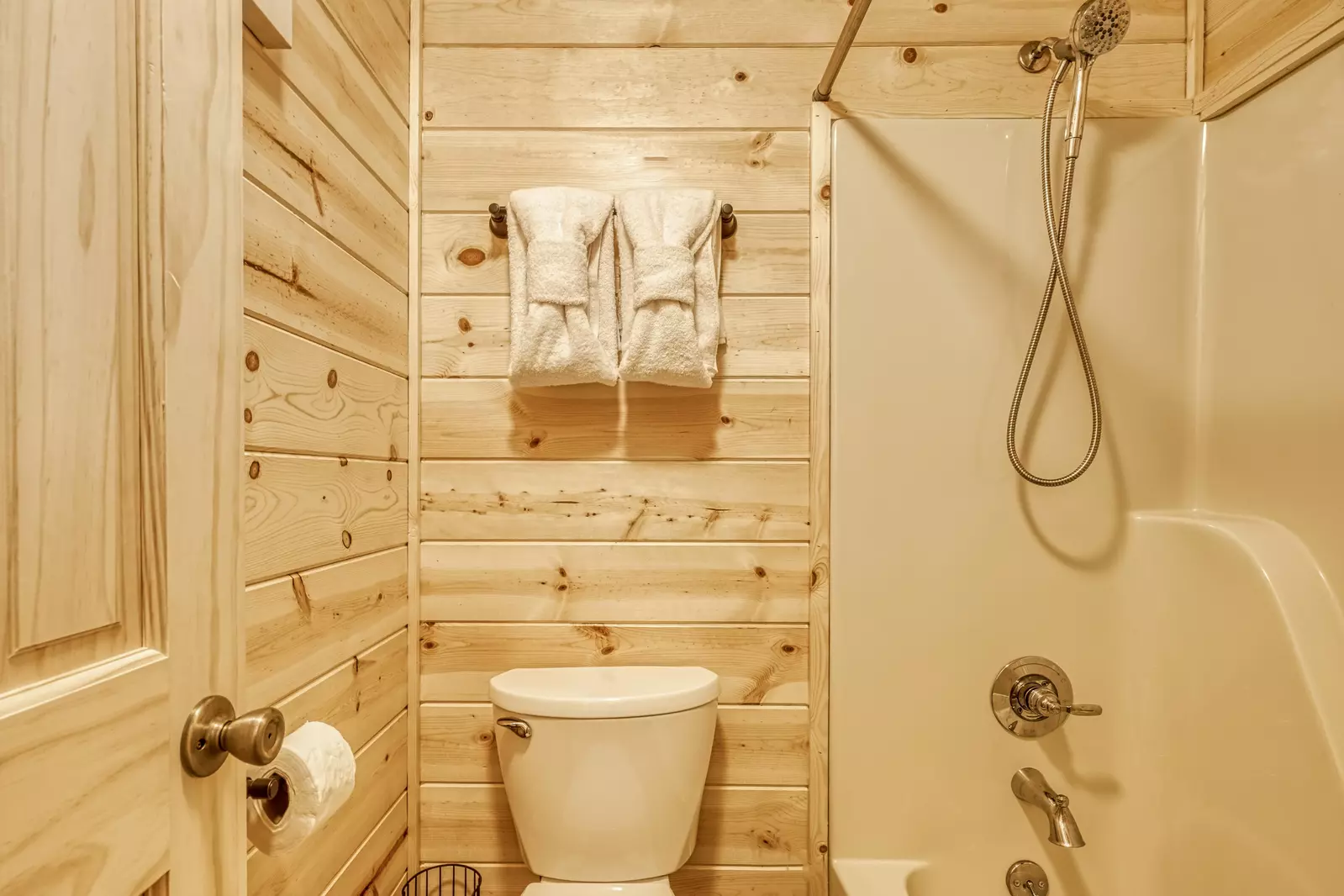 Heavenly Gaze upper level bathroom with tub/shower combo