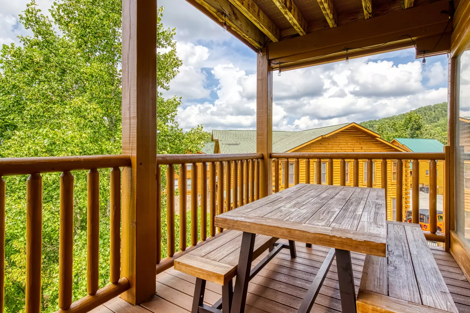 Awesome Views main level deck with picnic table