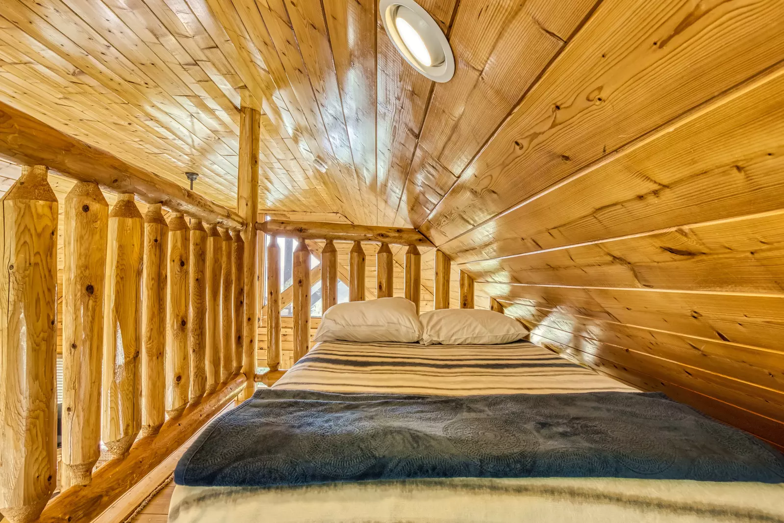 Awesome Views upper level loft area bonus loft