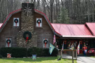 Santa Claus-et in the Gatlinburg Arts and Crafts Community