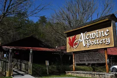 alewine pottery in the Gatlinburg arts and crafts community