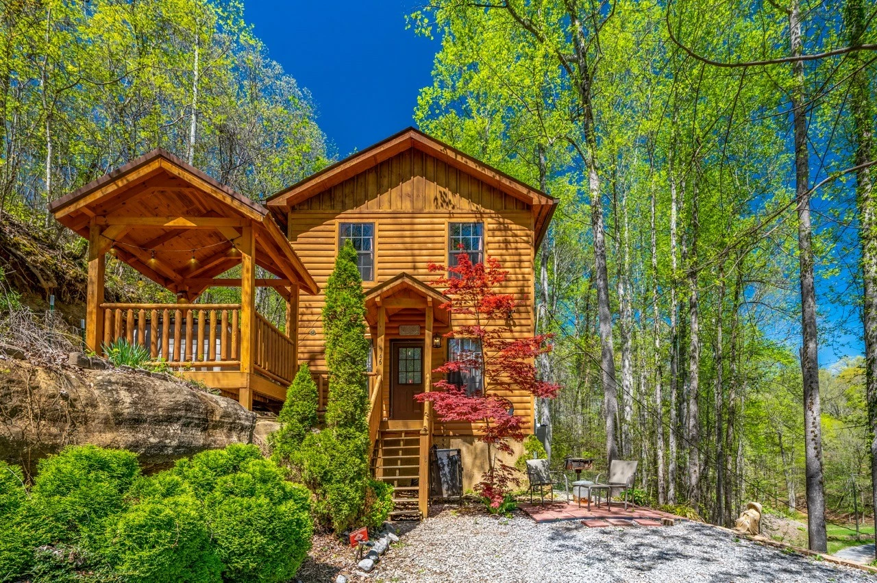 Permanent Vacation, a cozy 1-bedroom cabin tucked in the woods of Sevierville. Guests love its quiet, private setting—perfect for honeymoons, anniversaries, or small family getaways. Just 8 miles from the Parkway in Pigeon Forge, you’ll enjoy the best of both worlds: peaceful seclusion and easy access to the Smoky Mountains’ best attractions.
