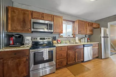 Happy Trails, a spacious 3BR/3BA mountain cabin in Gatlinburg’s coveted Cobbly Nob Resort. Perched on Webb Mountain, this beautifully decorated retreat offers over 2,100 sq. ft. of comfort with panoramic views of three mountain ranges, two wood-burning fireplaces, and plenty of amenities for families and groups to relax and reconnect.
