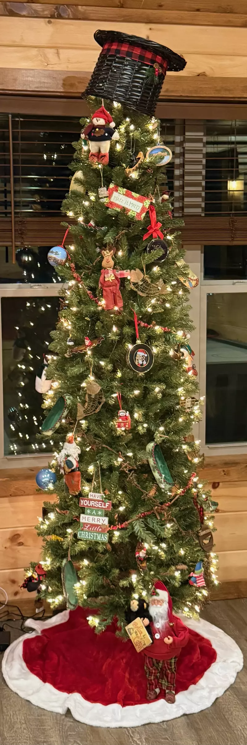 MounTown Moments Vista holiday decorations 